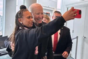 Joe Biden Naik Pesawat Komersial, Penumpang Minta Selfie